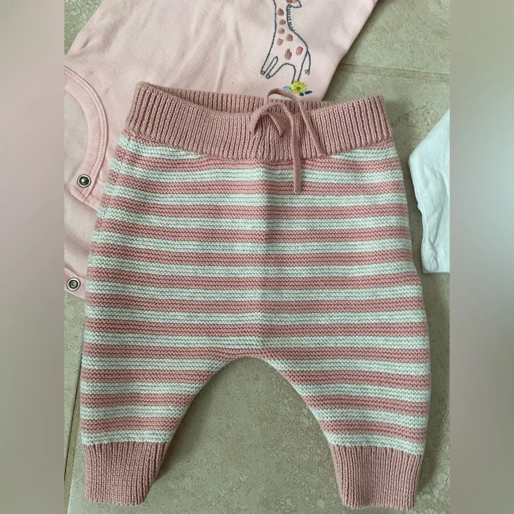 4 PCS Baby bundle 3 Onesies & 1 matching sweater Pants - Pink and White Like New